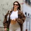 Kendall Jenner trägt eine Wildlederjacke