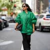 Frau in grüner Jacke