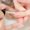Nagelhärter wird aufgetragen