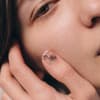 Frau mit Nagelsticker