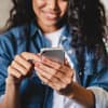 Frau mit Smartphone in der Hand