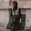 Eine Frau trägt ein Dirndl und eine schwarze Bluse