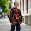 Frau mit bunten Pullover