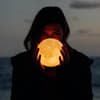 Frau mit Vollmond in der Hand