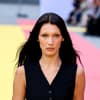 Bella Hadid mit gebleachten Augenbrauen