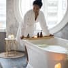 junge Frau im Badezimmer