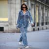 Frau trägt blaues Co-Ord