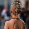 Silberne Haarklammer in blondem Haar