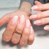 Finger mit French Maniküre