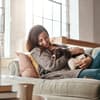 Frau mit Hund auf Sofa