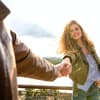 Frau und Mann halten Händchen