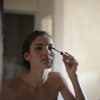 Frau trägt Mascara auf
