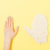 Hand und Peelinghandschuh