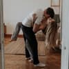 Mann und Frau im Wohnzimmer umarmen sich