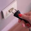Stecker wird gezogen