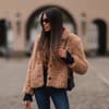 Frau mit Teddyjacke