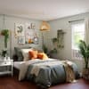 Bett mit orangen Kissen