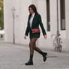 Frau mit Blazer und Strumpfhose
