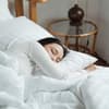 Frau im warmen Bett