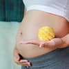 Schwangerer Bauch und Ananas
