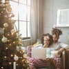 Pärchen schaut Weihnachtsfilme