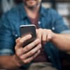 Mann tippt auf Handy