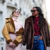 Zwei Frauen mit Winterjacke