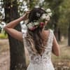 Braut trägt Blumenkranz im Haar