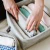 Frau räumt Kleidung ein