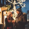 Mann und Frau auf dem Weihnachtsmarkt