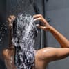 Haare waschen unter der Dusche