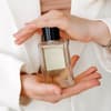 Parfum Flacon zwischen Händen