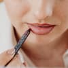 Lippen werden geschminkt