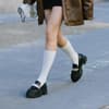 Frau trägt Loafer mit Socken