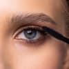 So wird die Mascara nie wieder bröckelig