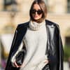 Frau mit Rollkragen Pullover beige