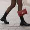 Chelsea Boots schwarz mit roter Handtasche