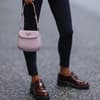Frau trägt Leggings mit Schuhen