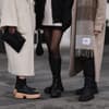 drei Frauen in Winter-Kleidung Mäntel und Stiefel