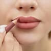 Lippen werden umrandet