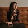Frau beim Date