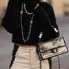 Frau mit transparenter Tasche