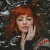 Frau mit Schnee in den Haaren