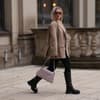Frau trägt Streetstyle