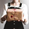Frau überreicht Geschenk
