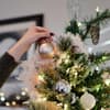 Weihnachtsbaum wird geschmückt