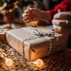 Geschenk wird verpackt