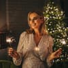 Frau mit Glitzerkleid