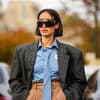 Frau trägt großen Blazer