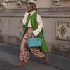 Frau mit Strickpullover